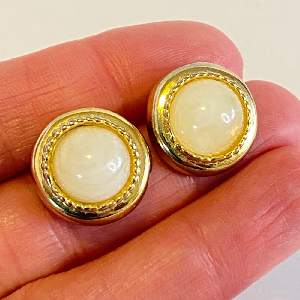 Vintage Gold Tone Cream Stone‎ Cabochon Round Stud Earrings Beaded Button